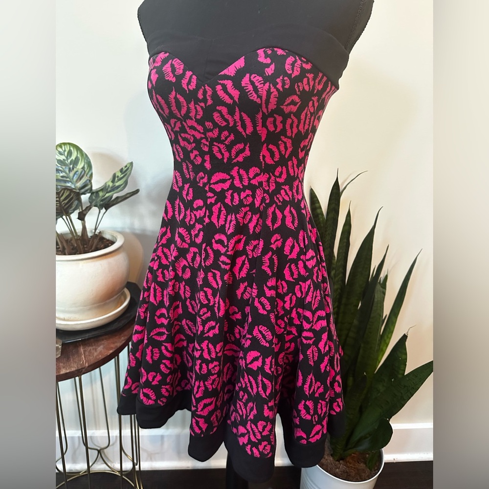 Strapless lipstick print dress